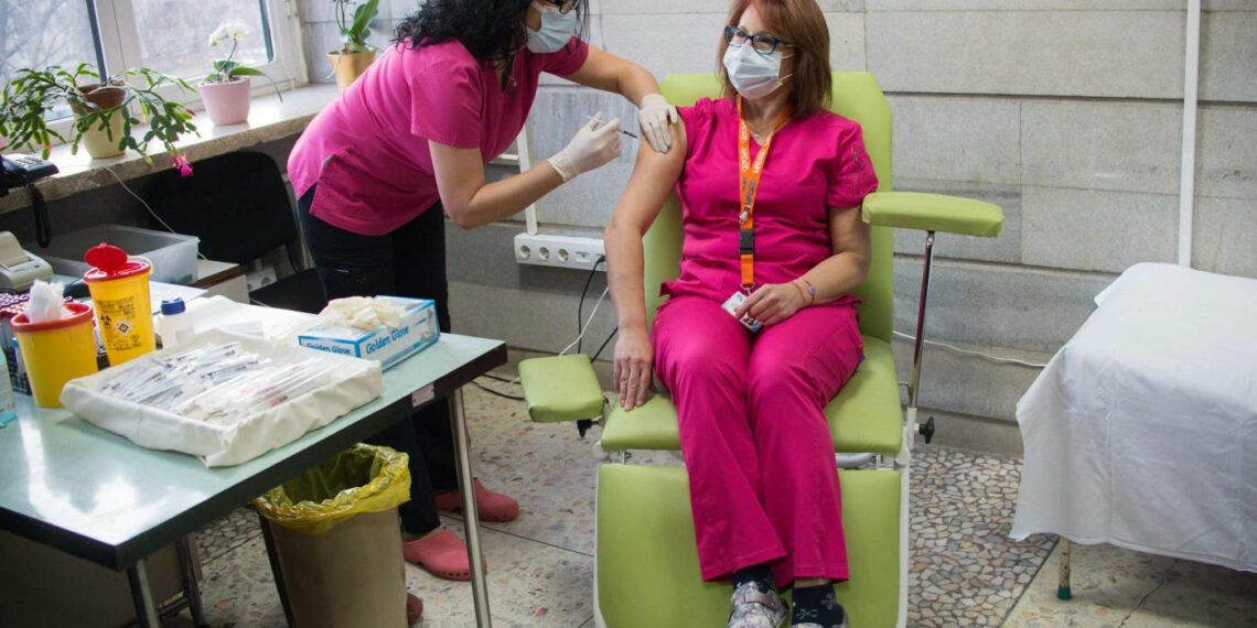 Terveydenhoitohenkilöstöä rokotettiin tammikuussa Bulgarian Sofiassa.