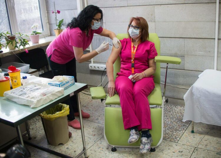 Terveydenhoitohenkilöstöä rokotettiin tammikuussa Bulgarian Sofiassa.