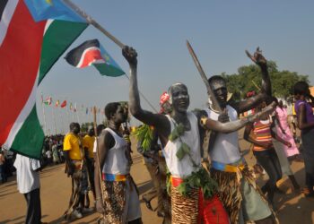 Etelä-Sudan itsenäistyi kymmenen vuotta sitten, mutta juhlat eivät jatkuneet kauan. International Crisis Groupin uusi raportti kehottaa maata muuttamaan valtajärjestelmäänsä, jotta jatkuva ja väkivaltaiseksi kääntyvä valtakamppailu saataisiin loppumaan.