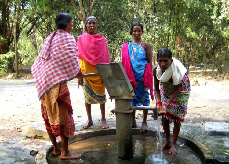Vesi kuuluu ihmisen perusoikeuksiin, mutta vain puolella Aasian väestöstä on saatavillaan puhdasta juomavettä. Kuvassa intialaisia naisia yhteisökaivolla.