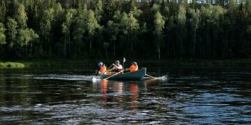 Jouni Pöykkö opastaa lapsilleen jokisoudun saloja. Haastavissa osuuksissa on syytä olla tarkkana, koska paikoittain matala joki kätkee sisälleen vaarallisia kivikkoja.