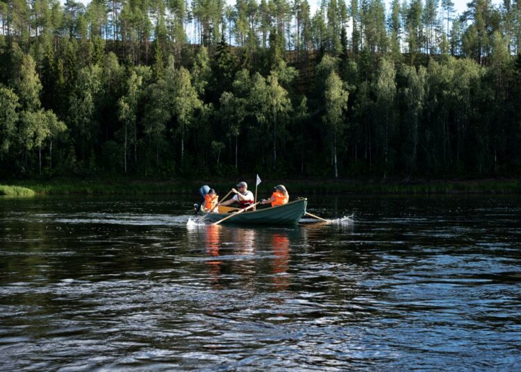 Jouni Pöykkö opastaa lapsilleen jokisoudun saloja. Haastavissa osuuksissa on syytä olla tarkkana, koska paikoittain matala joki kätkee sisälleen vaarallisia kivikkoja.