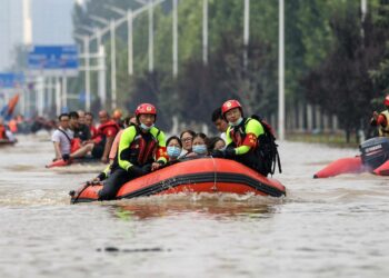 "Suurtulvien taustalla ovat sään ääri-ilmiöiden yleistyminen, minkä katsotaan olevan seurausta ilmastonmuutoksesta. Pysyvämpänä taustana on kuitenkin veden ikuinen kiertokulku", kirjoittaa Pertti Rannikko esseessään. Kuva Kiinasta.