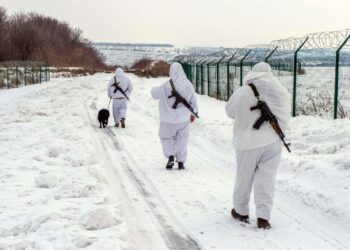 Ukrainalaiset rajavartijat kulkevat pitkin 40 kilometrin pituista Venäjän rajaa.