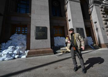 Ukrainan reservijoukkojen sotilas Kiovan kaupungintalon edustalla maanantaina 28. helmikuuta.