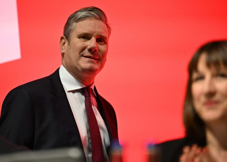 Työväenpuolue Labourin johtaja Keir Starmer voi rauhassa rentoutua ja antaa hallituksen sekoilla, mutta myös Starmerilla itsellään on uskottavuusongelmia.
