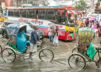 Kadut tulvivat Bangladeshin pääkaupungissa Dhakassa viime syyskuussa.