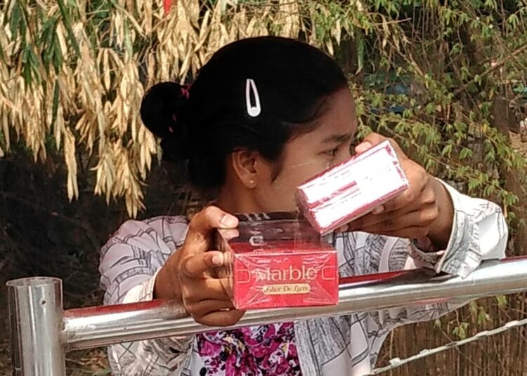 Myanmarilainen sodan takia pakolaiseksi joutunut tyttö myy savukkeita Thaimaan raja-aidan läpi Mae Sotissa. Thaimaassa valmistaudutaan uuteen pakolaisaaltoon.