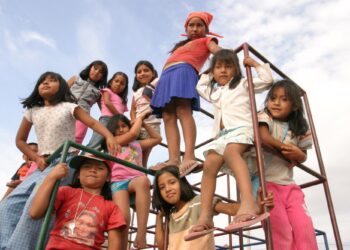 Puutteet koulutuksessa, terveydenhuollossa, turvallisessa ympäristössä ja terveellisessä ravinnossa muodostavat moniulotteisen köyhyyden ytimen, joka loukkaa lasten oikeuksia ja hyvinvointia erityisesti Perun maaseudulla. Lapsuudessa koetun köyhyyden seuraukset voivat jatkua koko elämän ajan.