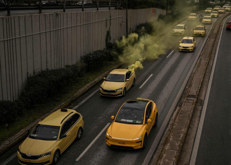 Taksinkuljettajat ryhtyivät helmikuussa kolmi­päiväiseen lakkoon. Kuva on Ateenasta.