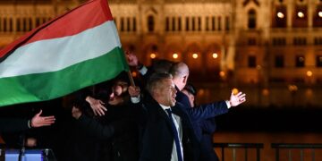 Péter Magyar juhli vaalitulosta muiden ihmisten tapaan Budapestin illassa.