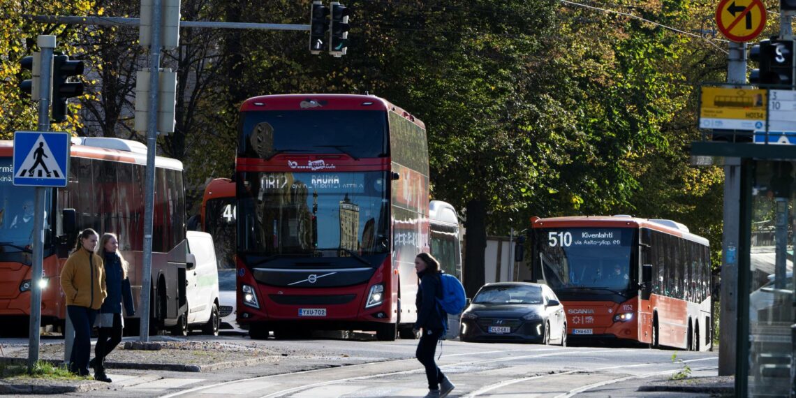 Pienituloiset joukkoliikenteen käyttäjät asuvat usein kauempana Helsingin kaupunkikeskustasta, ja maksavat silloin matkalipuistaan enemmän.