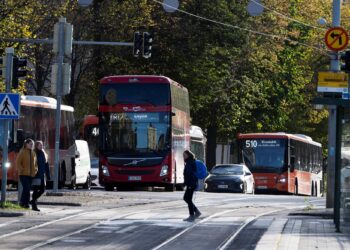 Pienituloiset joukkoliikenteen käyttäjät asuvat usein kauempana Helsingin kaupunkikeskustasta, ja maksavat silloin matkalipuistaan enemmän.