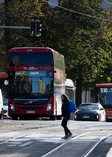 Pienituloiset joukkoliikenteen käyttäjät asuvat usein kauempana Helsingin kaupunkikeskustasta, ja maksavat silloin matkalipuistaan enemmän.