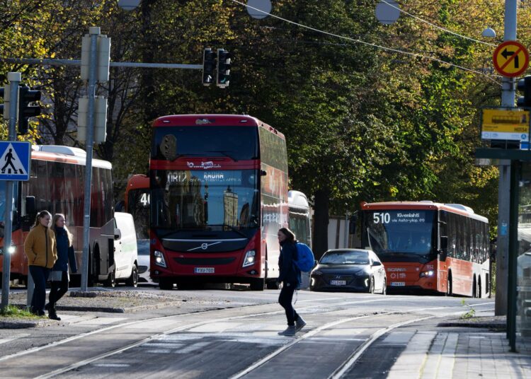 Pienituloiset joukkoliikenteen käyttäjät asuvat usein kauempana Helsingin kaupunkikeskustasta, ja maksavat silloin matkalipuistaan enemmän.
