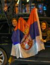 Serbian opiskelijaliikkeen kannattajat juhlivat vaalivoittoa Novi Sadissa parlamenttivaalin iltana 25. lokakuuta.