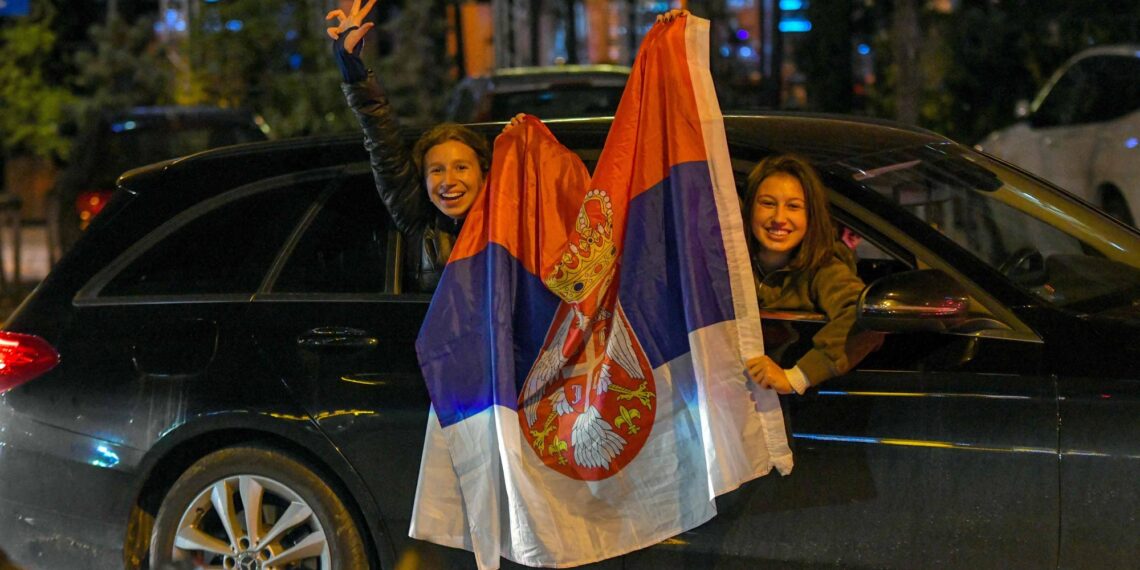 Serbian opiskelijaliikkeen kannattajat juhlivat vaalivoittoa Novi Sadissa parlamenttivaalin iltana 25. lokakuuta.