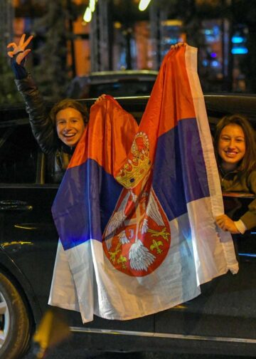 Serbian opiskelijaliikkeen kannattajat juhlivat vaalivoittoa Novi Sadissa parlamenttivaalin iltana 25. lokakuuta.