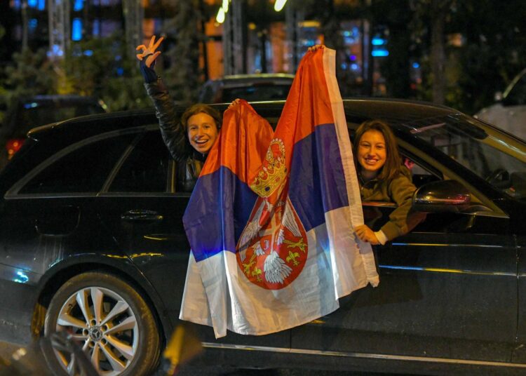 Serbian opiskelijaliikkeen kannattajat juhlivat vaalivoittoa Novi Sadissa parlamenttivaalin iltana 25. lokakuuta.