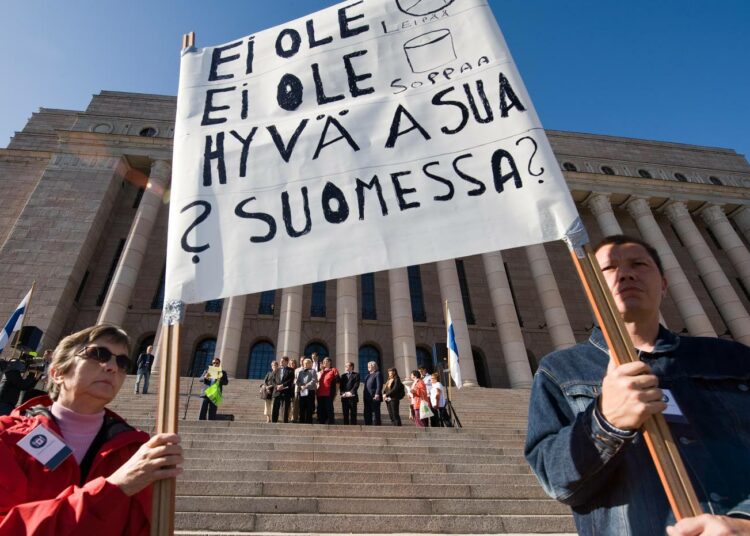 Veikko ja Lahja Hurstin laupeudentyö Heikki Hurstin johdolla tuli köyhän kansan kanssa kertomaan kansanedustajille tiistaina, mitä vähävaraisten elämän korjaamiseksi tulisi tehdä.