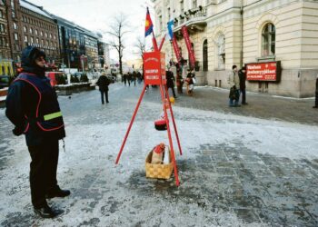 Pelastusarmeijan joulupadat tuovat vapaaehtoistyön jouluviikolla katukuvaan.