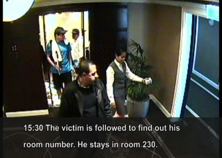 Dubain viranomaisten mukaan valvontakameran kuvassa näkyy kaksi tapporyhmän jäsentä seuraamassa Mahmoud al-Mabhouhia ja hotellivirkailijaa.