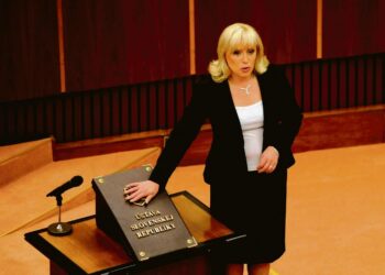 Slovakian uusi pääministeri Iveta Radicova astumassa virkaan. Hänen hallituksessaan on ministereitä politiikan uutta ilmiötä edustavista marketing-puolueista.