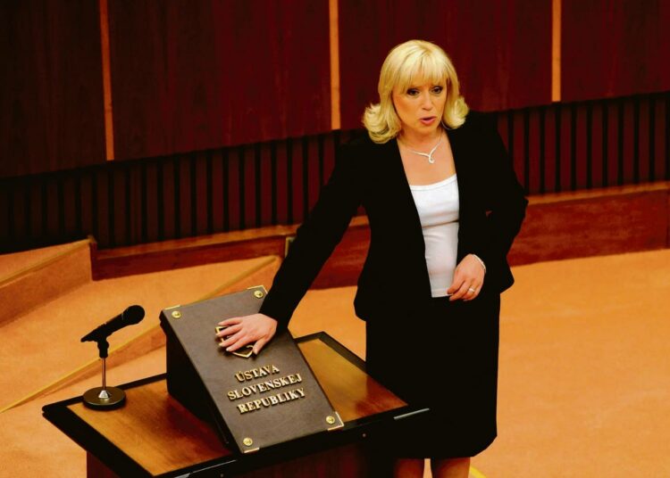 Slovakian uusi pääministeri Iveta Radicova astumassa virkaan. Hänen hallituksessaan on ministereitä politiikan uutta ilmiötä edustavista marketing-puolueista.