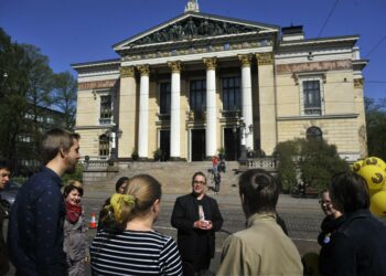 Valitutkaan eivät välttämättä pääse Säätytalolle. Kuvassa vihreiden ex-kansanedustaja Jyrki Kasvi kuuntelee Säätytalon ulkopuolella opiskelijoiden vaatimuksia opintotuen korotuksesta,