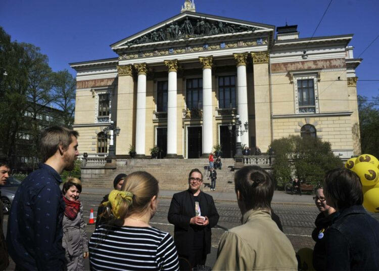 Valitutkaan eivät välttämättä pääse Säätytalolle. Kuvassa vihreiden ex-kansanedustaja Jyrki Kasvi kuuntelee Säätytalon ulkopuolella opiskelijoiden vaatimuksia opintotuen korotuksesta,