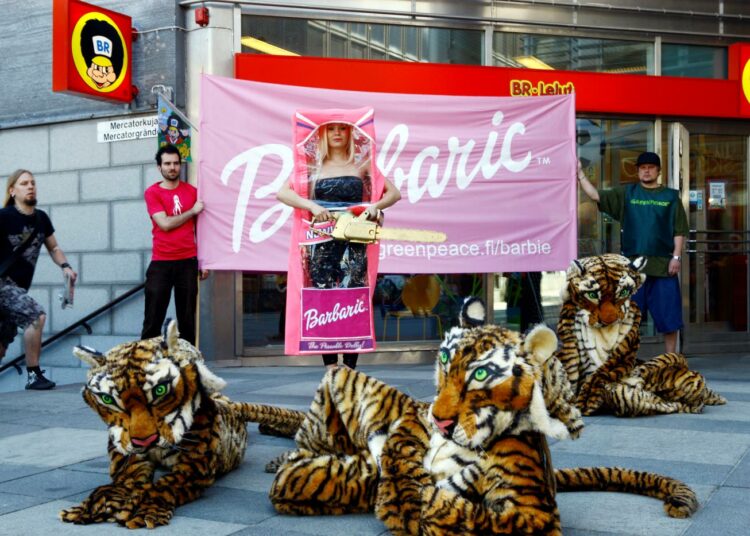 Greenpeacen osoitti mieltä Barbie-nukkea vastaan Helsingin Forumissa keskiviikkona.