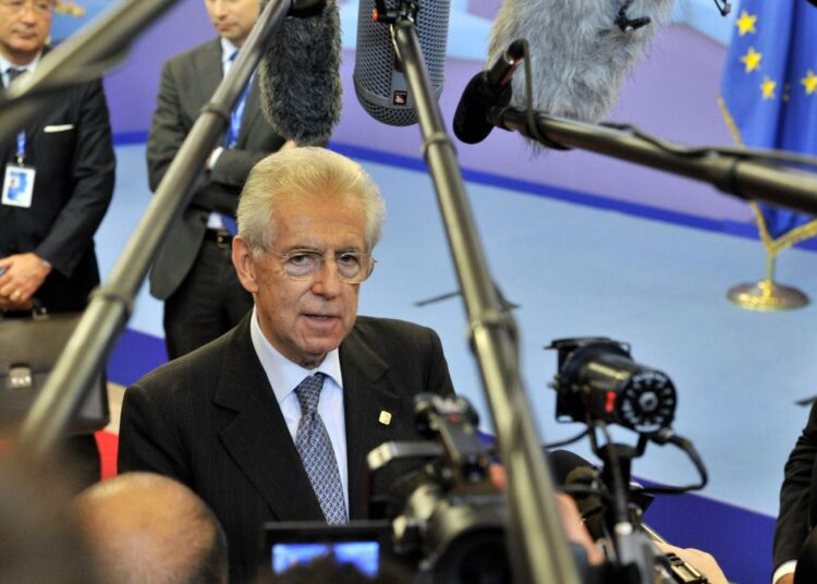 EU:n johtajat kokoustivat koko torstain ja perjantain välisen yön. Kuvassa Italian pääministeri Mario Monti aikaisin aamulla. Esko Seppänen kirjoittaa, että huippukokouksessa edettiin kohti liittovaltiota.