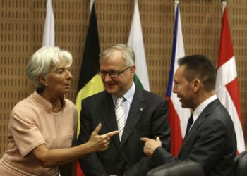 Kansainvälisen valuuttarahaston pääjohtaja Christine Lagarde (vas.), komissaari Olli Rehn ja Kreikan valtiovarainministeri Yannis Stournaras keskustelivat Ecofinin epävirallisessa kokouksessa perjantaina.