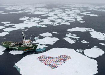 Greenpeacen My Arctic Sunrise-aluksen miehistö muodosti sydämen muotoisen kuvion 193 YK:n jäsenmaan lipuista jäälautalle 14. syyskuuta kutsuna Arktiksen suojelemiseksi.
