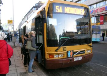 Turku aikoo biokaasubussien pioneeriksi Suomessa. Kuvan kulkuväline kulkee vielä dieselillä.
