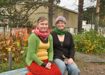 Siskokset Petra (vas.) ja Laura Raudaskoski pyrkivät Rovaniemen valtuustoon.