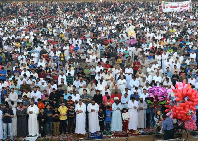 Egyptiläisiä rukoilemassa Mansuran kaupungissa Eid al-Adha -juhlan aikaan lokakuun lopulla.