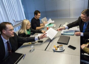 Elinkeinoelämän keskusliiton työmarkkinajohtaja Lasse Laatunen (oik.) tapasi palkansaajajärjestöjen edustajat STTK:n Markku Salomaan (vas.), Akavasn Maria Löfgrenin ja SAK:n Niklas Elomaa tiistaina 22. tammikuuta.
