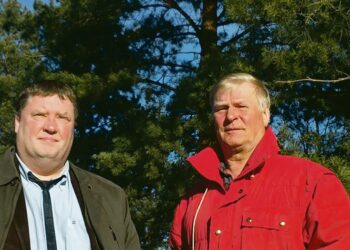 Jouni Kallioluoma (vas.) ja Mikko Kuoppa sanovat, että suurkunnat tappavat vasemmistoliiton paikallistoiminnan.