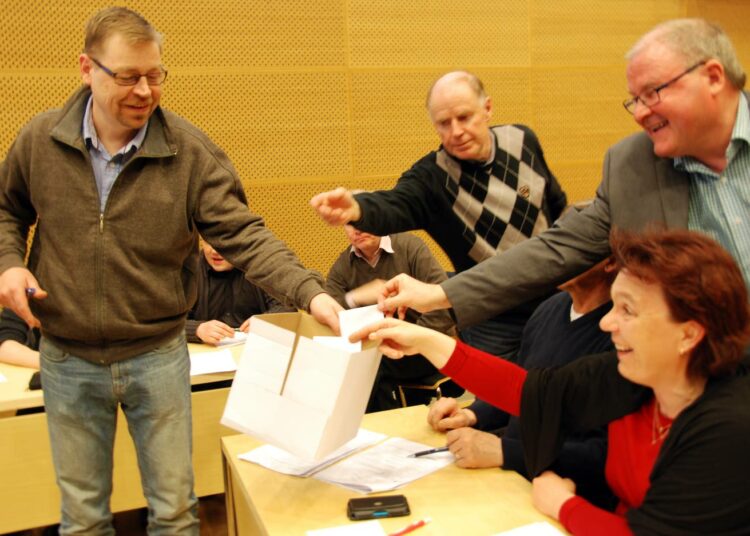 Ääntenlaskentaa piisasi, kun piirikokous valitsi vaaleilla Vasemmistoliiton puoluevaltuuston jäsenet ja piiritoimikunnan.