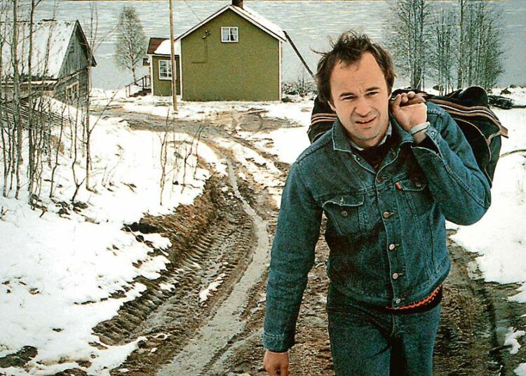Tuomas ja Mikko (Markku Toikka, kuvassa) palaavat Pohjois-Suomeen koti-kylänsä lapsuudenmaisemiin.