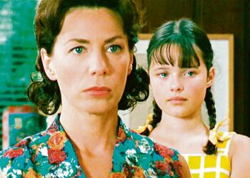 Quebeciläisperheen idylli särkyy keskellä kauneinta kesää 1966, kun äiti ottaa eron. Kuvassa Céline Bonnier (vas.) ja Marianne Fortier.