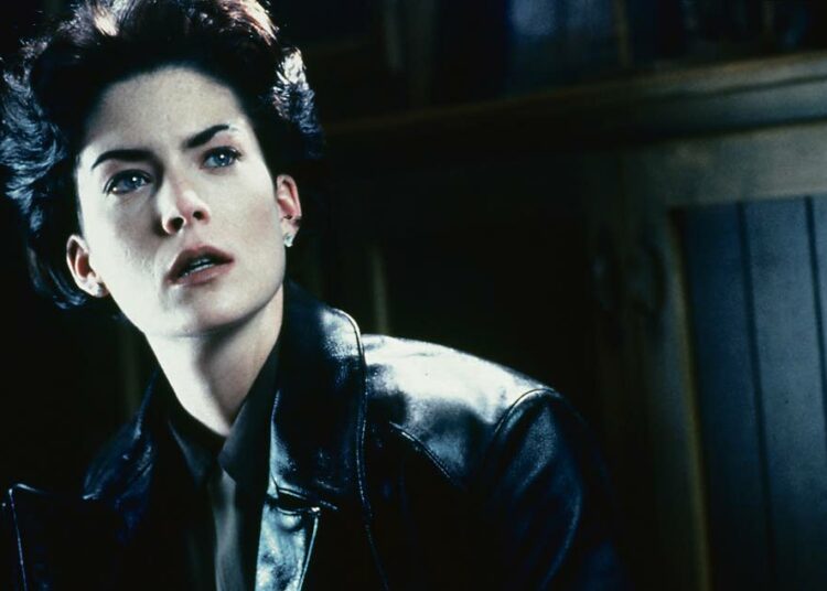 Red Rock West on jännityselokuva työttömästä nuoresta miehestä, joka hätä-päissään aikoo ryhtyä palkkamurhaajaksi. Kuvassa Lara Flynn Boyle.