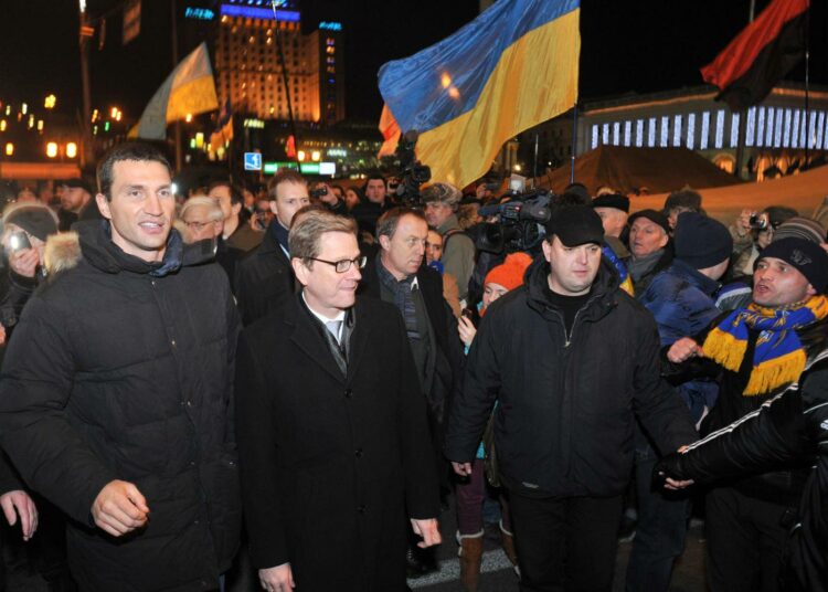 Saksan ulkoministeri Guido Westerwelle (keskellä) kävi osoittamassa tukeaan Kiovan mielenosoittajille keskiviikkona. Vasemmalla nyrkkeilijä-poliitikko Vitali Klitško.