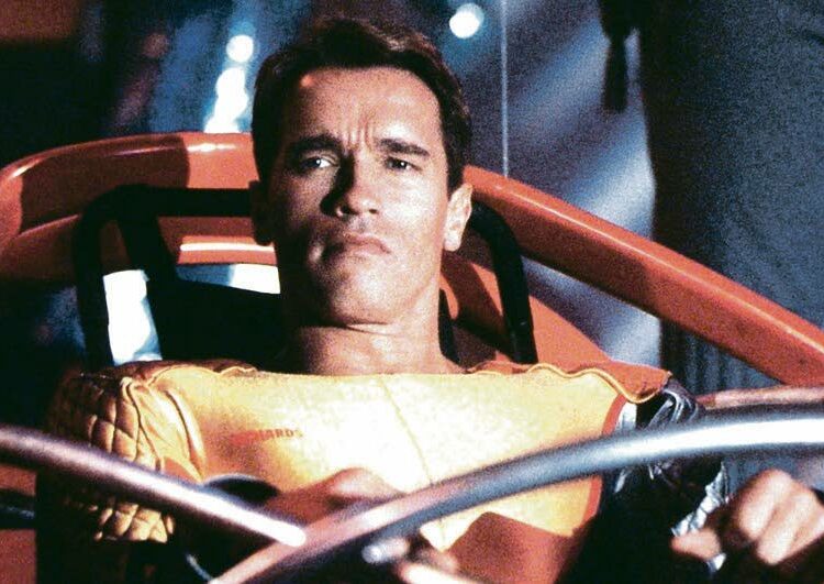 Arnold Schwarzenegger tekee oivan roolityön Stephen Kingin romaaniin perus-tuvassa tulevaisuuskuvauksessa Juokse tai kuole.
