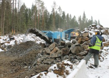Uusi tielinjaus Syväoron ja Ihalan välillä on lähes valmis, ja leuto talvi on ollut suosiollinen myös muutamien kallio-osuuksien murskaamiselle.