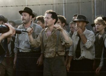 Pariisin vainotut on todellisten ihmisten vaiheisiin perustuva rehellinen elokuva kesän 1942 joukkopidätyksistä. Kuvassa edessä Jean Reno ja Gad Elmaleh.