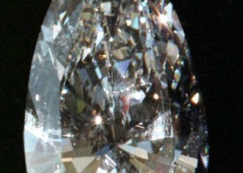 Timantilla esineenä ei ole kenenkään elämän kannalta mitään käytännön merkitystä, mutta ylellisen kerskakulutusideologian ansiosta timantti selittää itseään itse keksimillään väitteillä.