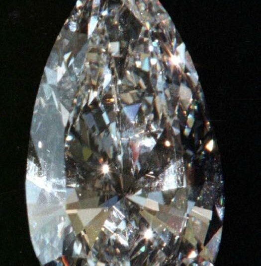 Timantilla esineenä ei ole kenenkään elämän kannalta mitään käytännön merkitystä, mutta ylellisen kerskakulutusideologian ansiosta timantti selittää itseään itse keksimillään väitteillä.