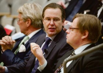 Ruotsin entinen valtiovarainministeri Anders Borg kävi maanantaina Suomessa antamassa neuvoja. Vasemmalla Björn Wahlroos ja oikealla Juhana Vartiainen.